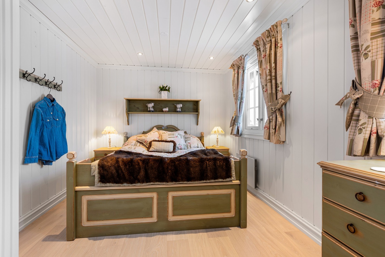 Hytta har tre gode soverom med god plass til familie og gjester. Galleribilde