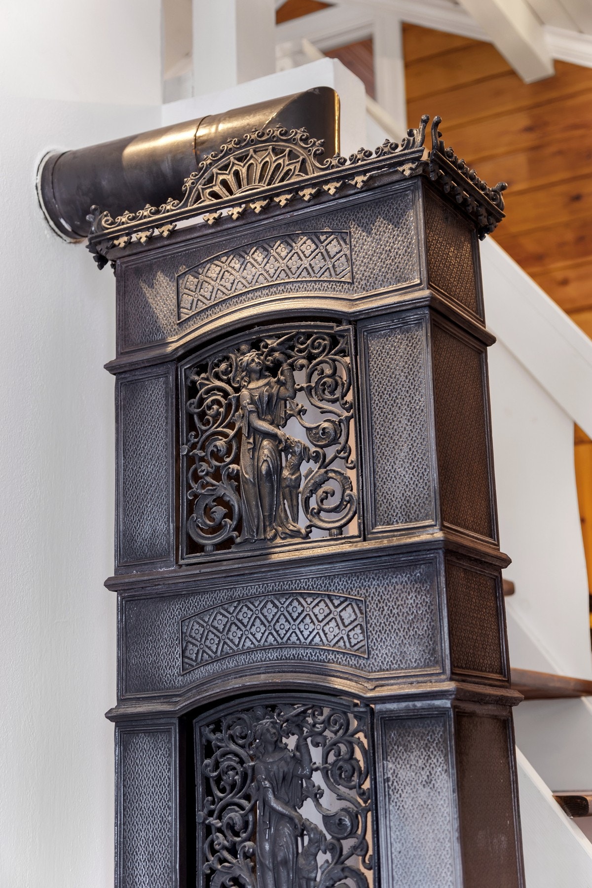 Dekorativ vedovn med utskjæringer og ornamenter. Galleribilde