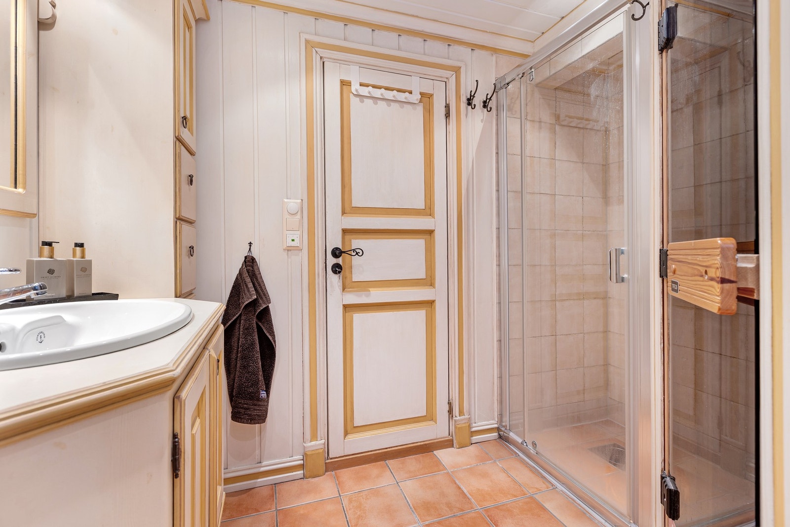 Det er to bad i hytta. Galleribilde