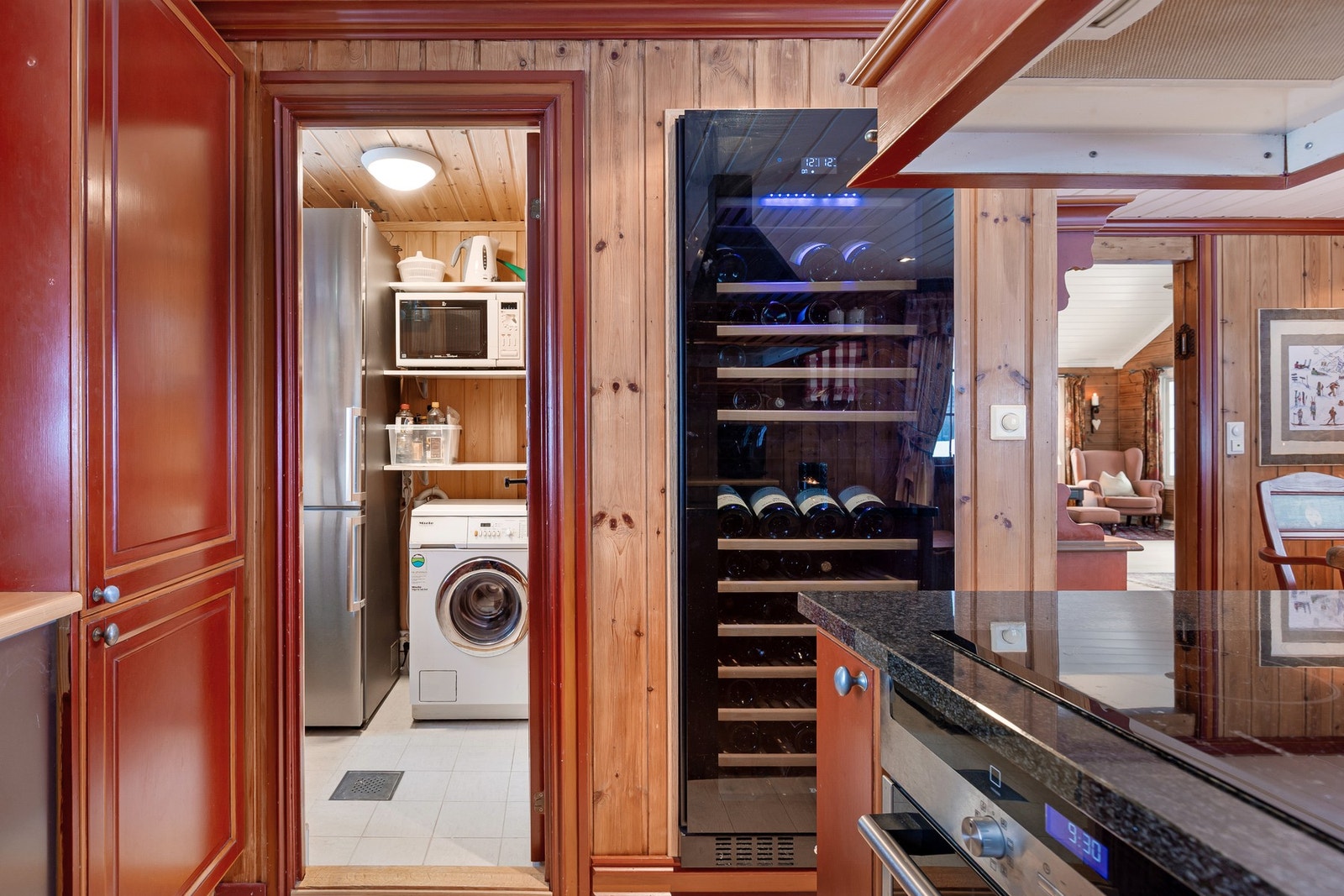 Praktisk adkomst fra kjøkkenet til et rom som har opplegg for vaskemaskin. Galleribilde