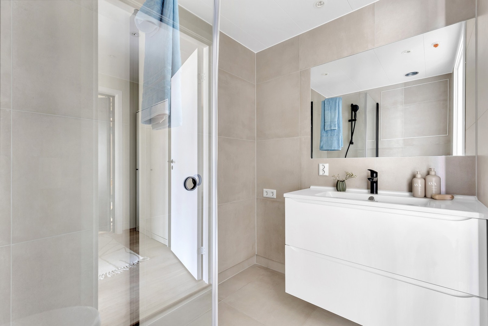 Badet er på ca. 3,3 kvm og med god plass til det man trenger. Det er også opplegg til vaskemaskin. Galleribilde