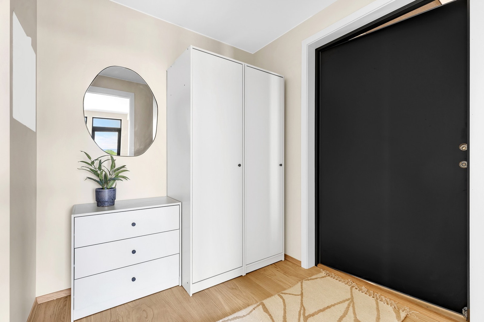 Praktisk inngangsparti med god plass til garderobeskap og annet ønsket møblement. Galleribilde
