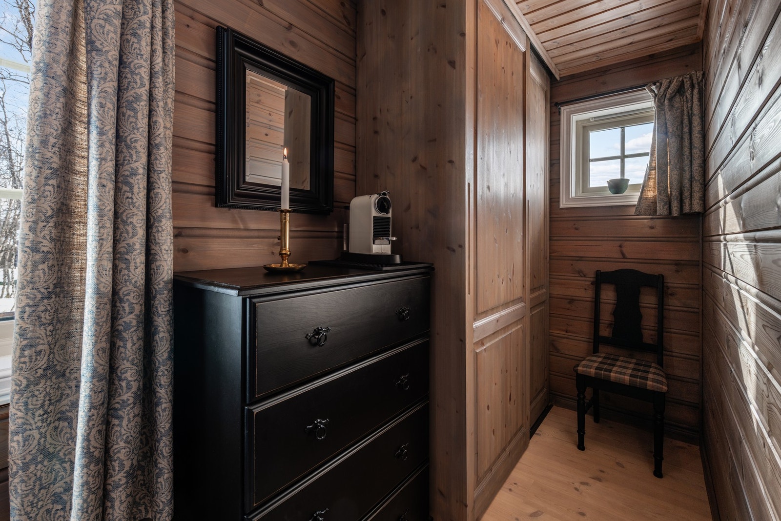Skyvedørsgarderobe på soverom. Galleribilde