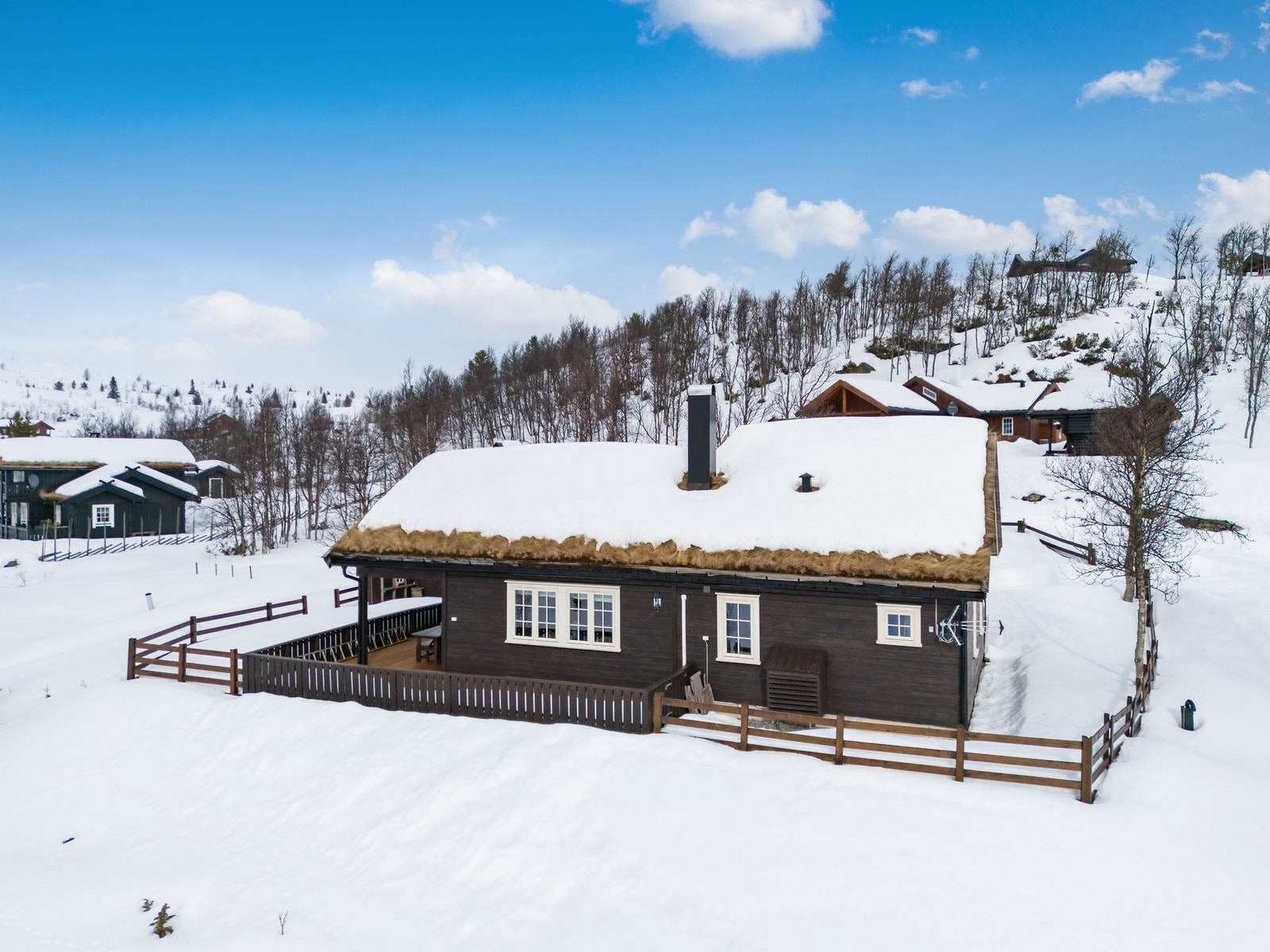 Velholdt hytte med fine uteplasser og gode solforhold. Galleribilde