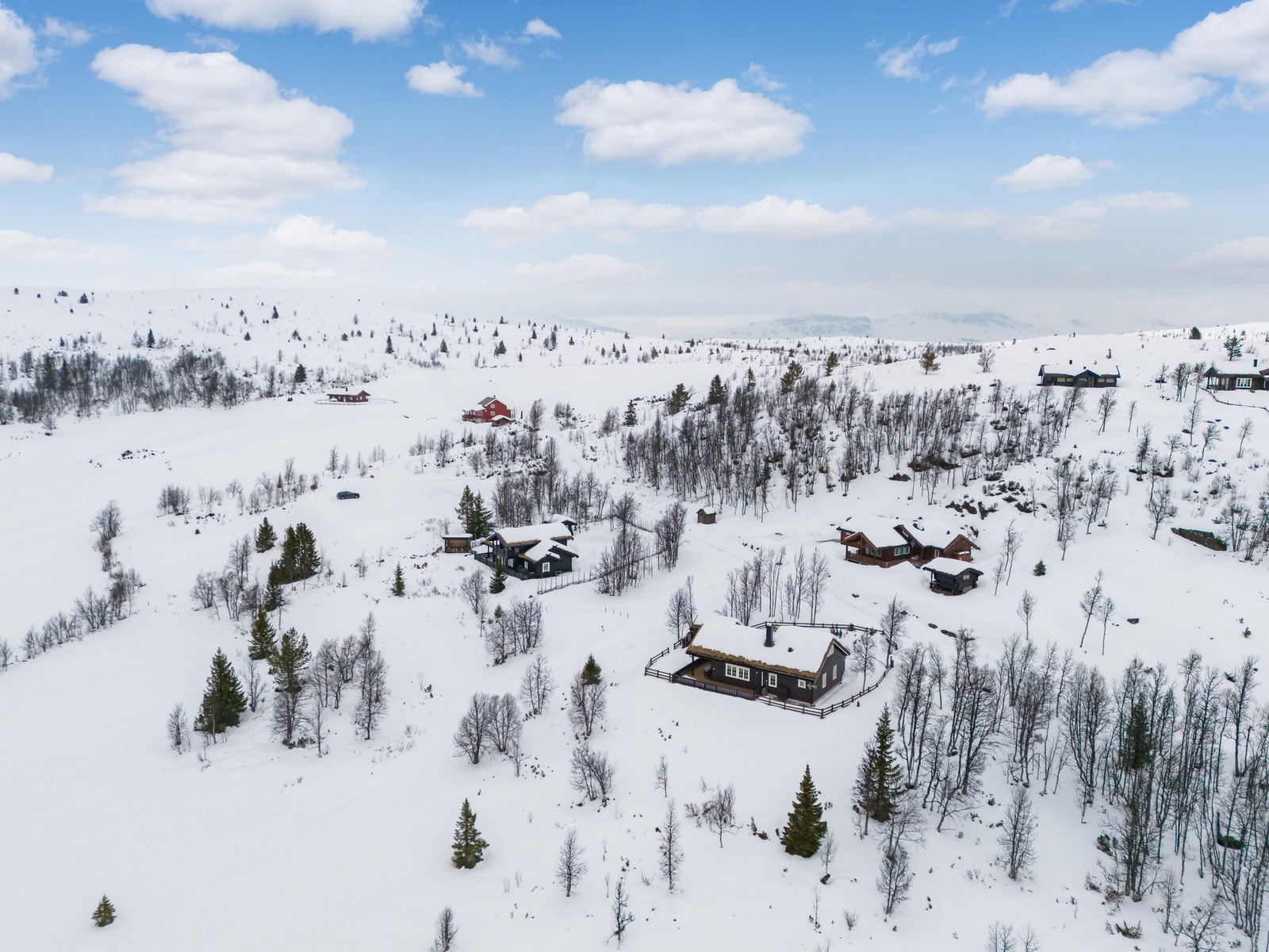 Området er et veldig godt utgangspunkt for turer i fjellet både sommer og vinter. Galleribilde