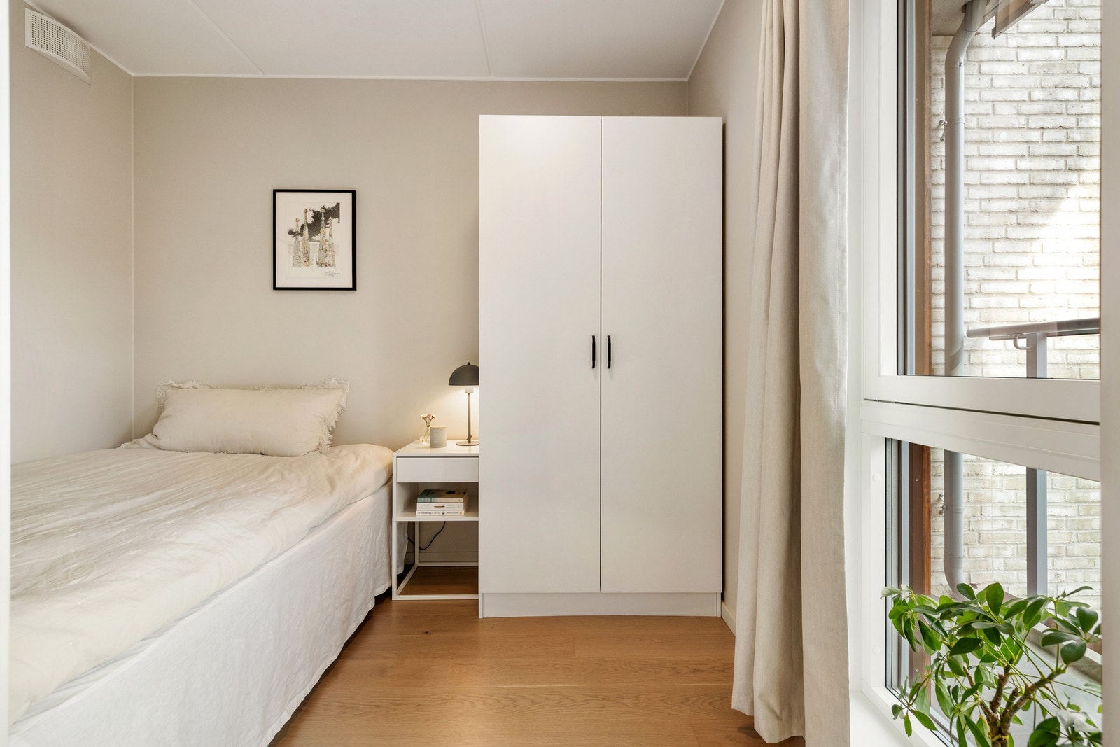 Her er det plass til dobbeltseng, garderobeskap og nattbord Galleribilde