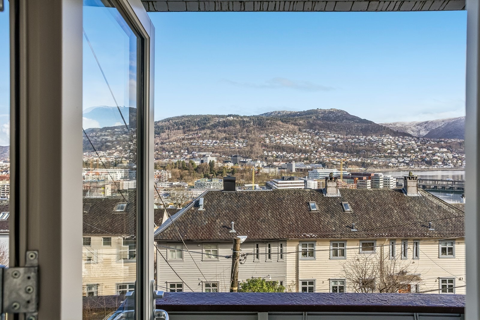 Dagligvarebutikker som Kiwi og Rema 1000 ligger innen 6-7 minutters gange fra boligen. Galleribilde