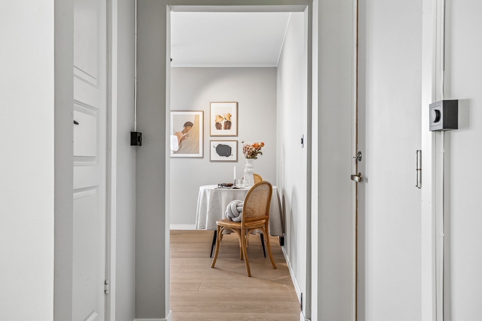 Velkommen inn. Fra entréen åpner leiligheten seg. (Det er innlagt fiber for stabilt og raskt internett) Galleribilde