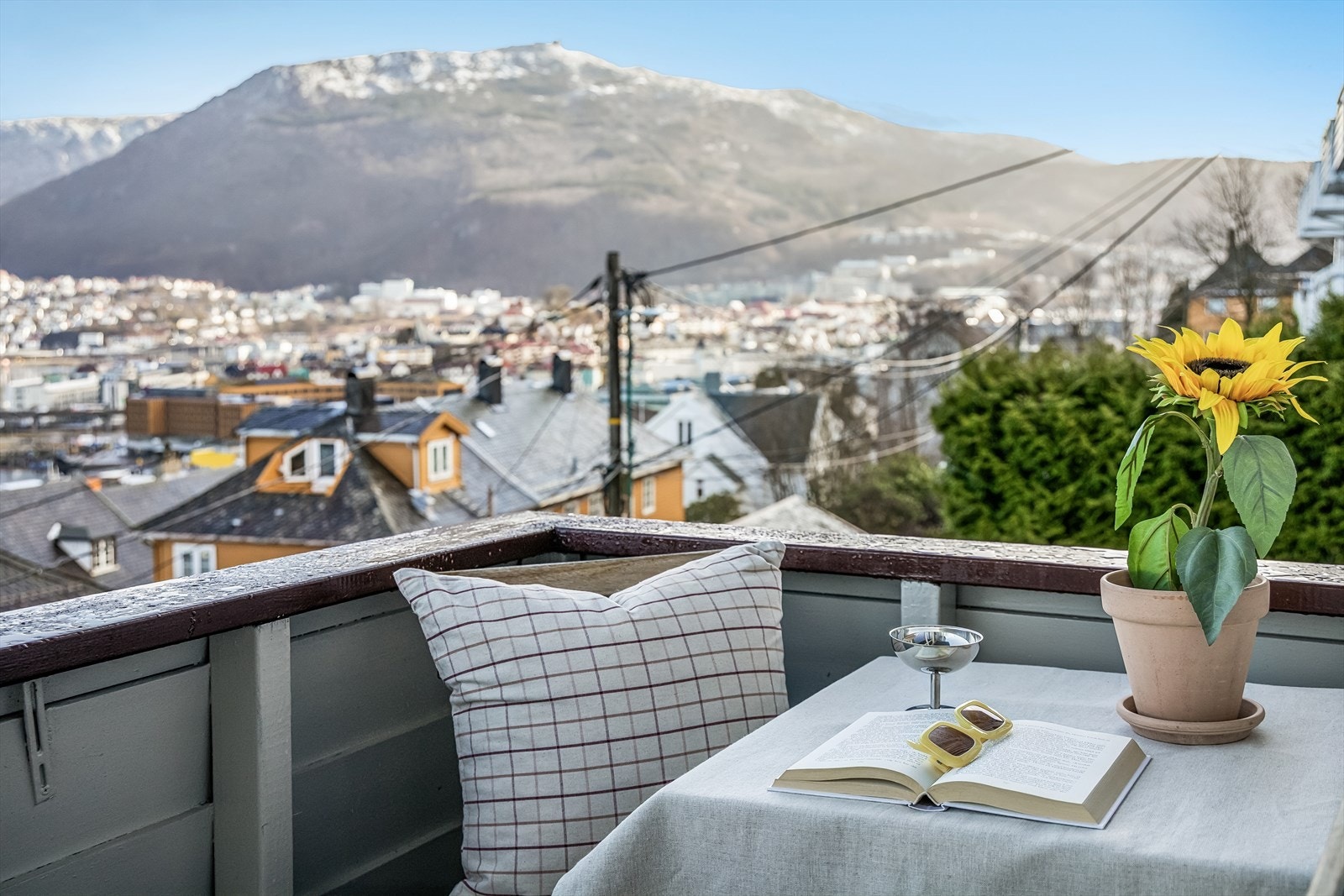 Bergen by for dine føtter. Balkongen har plass til en hyggelig sittegruppe. Galleribilde