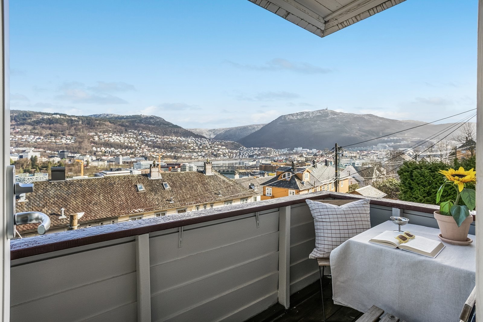 Nyt utsikten fra den flotte balkongen. (Leiligheten disponerer en ekstern bod på 2,2 m² i kjelleren for ekstra lagringsplass) Galleribilde