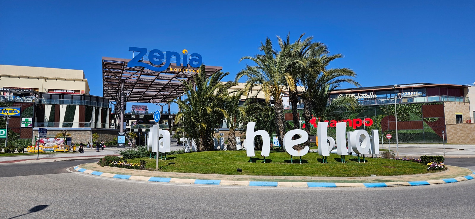 "Shoppingbyen" Zenia Boulevard - noe for hele familien! Galleribilde