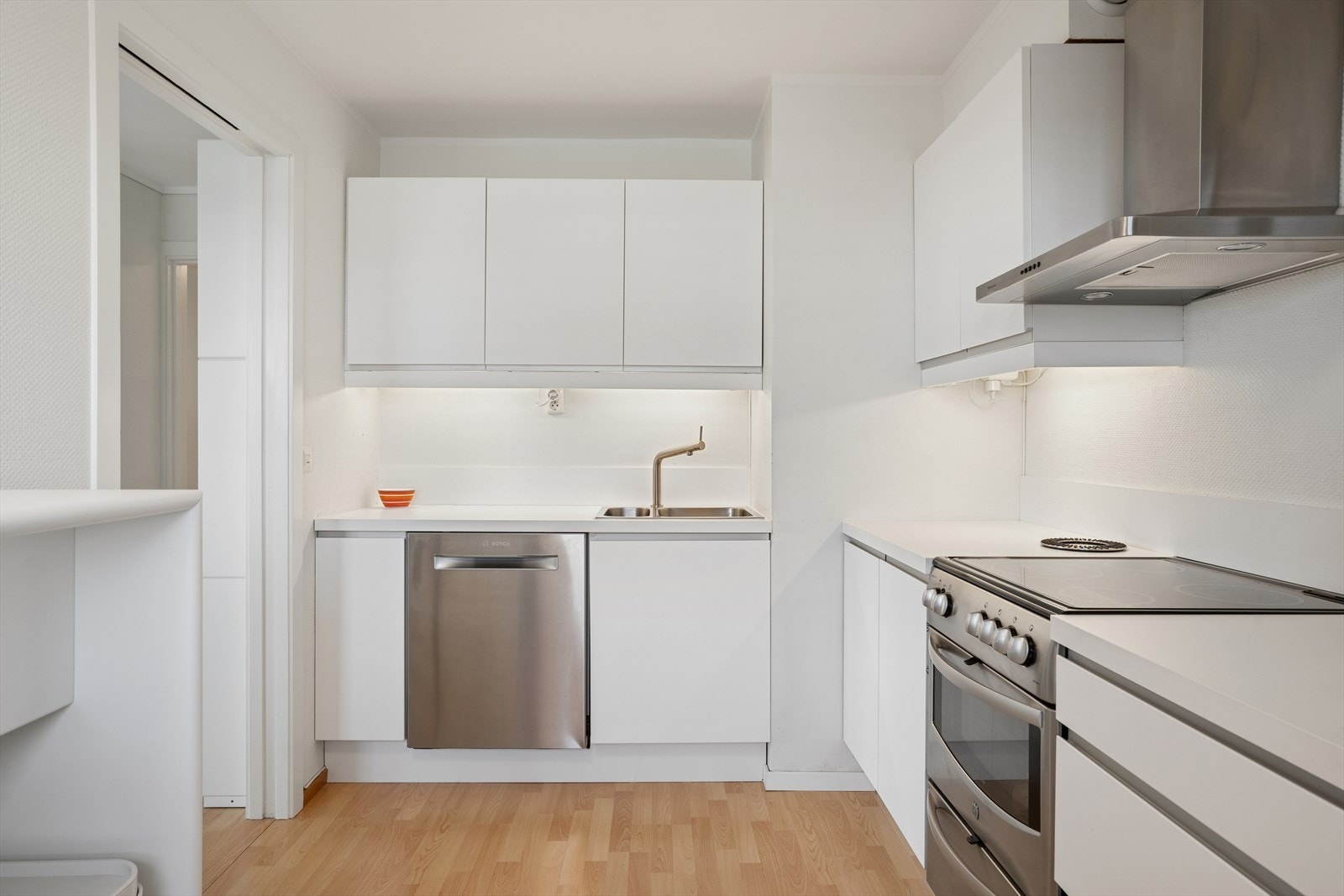 Benkeplassen er godt utnyttet og gir fine arbeidsforhold til både matlaging og forberedelser. Galleribilde