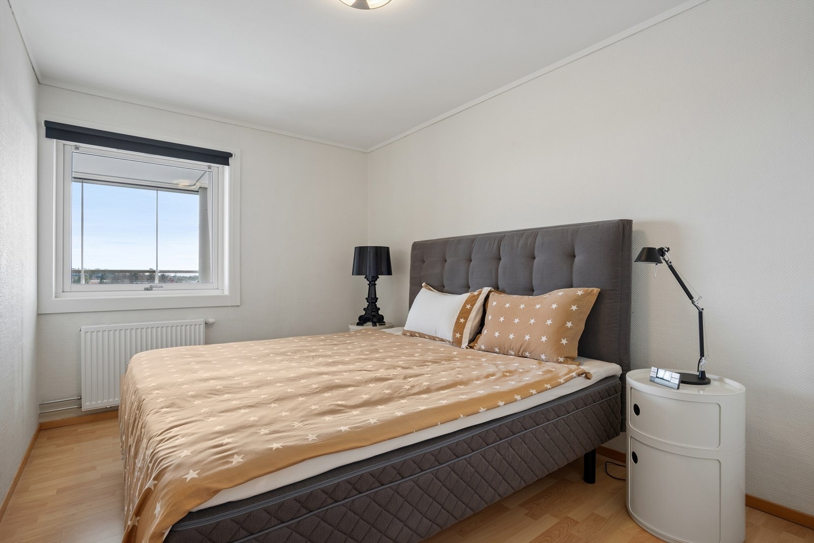 Hovedsoverommet har god plass til dobbeltseng og garderobeløsning. Galleribilde