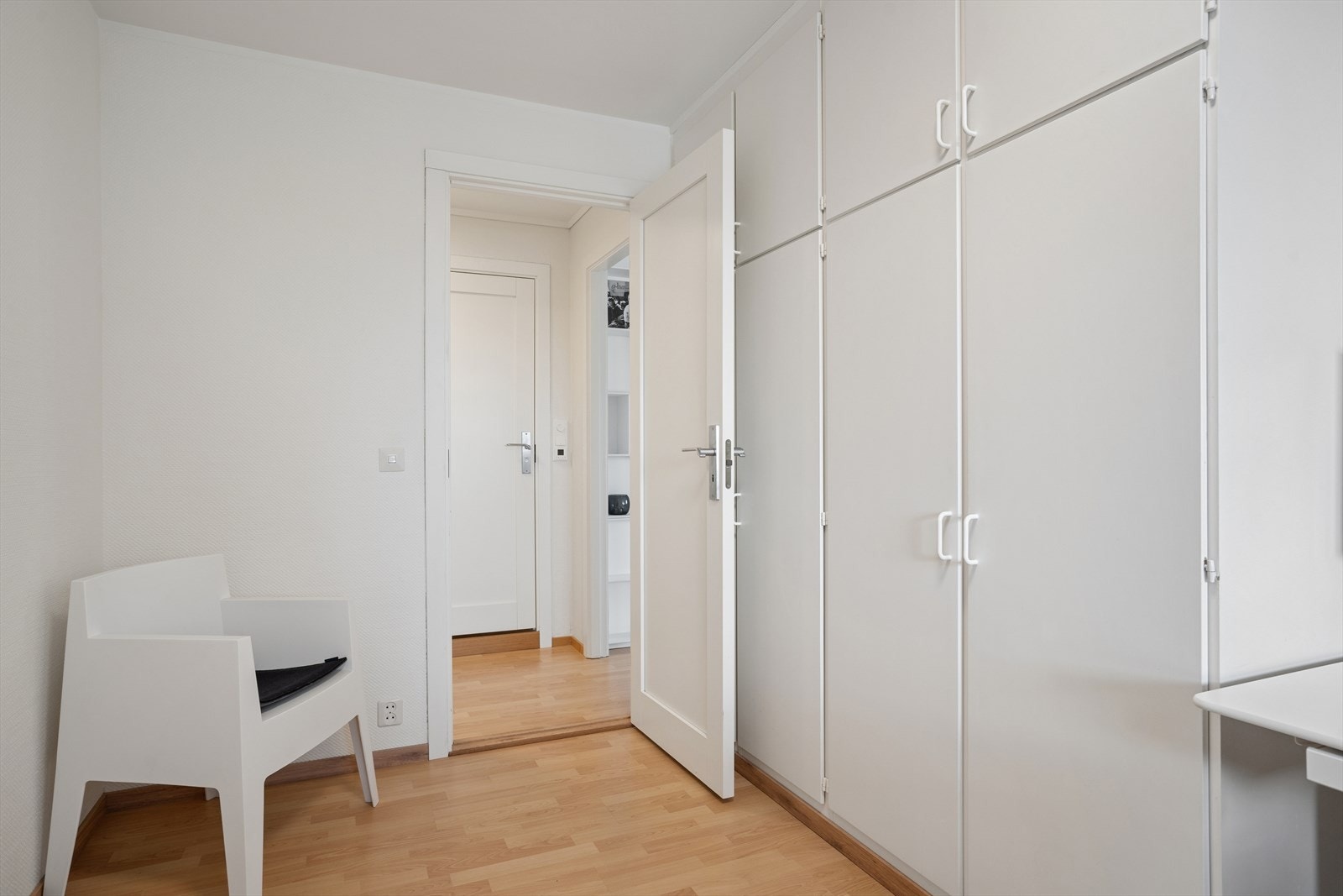 Her er det også ekstra oppbevaring i garderobeskap. Galleribilde