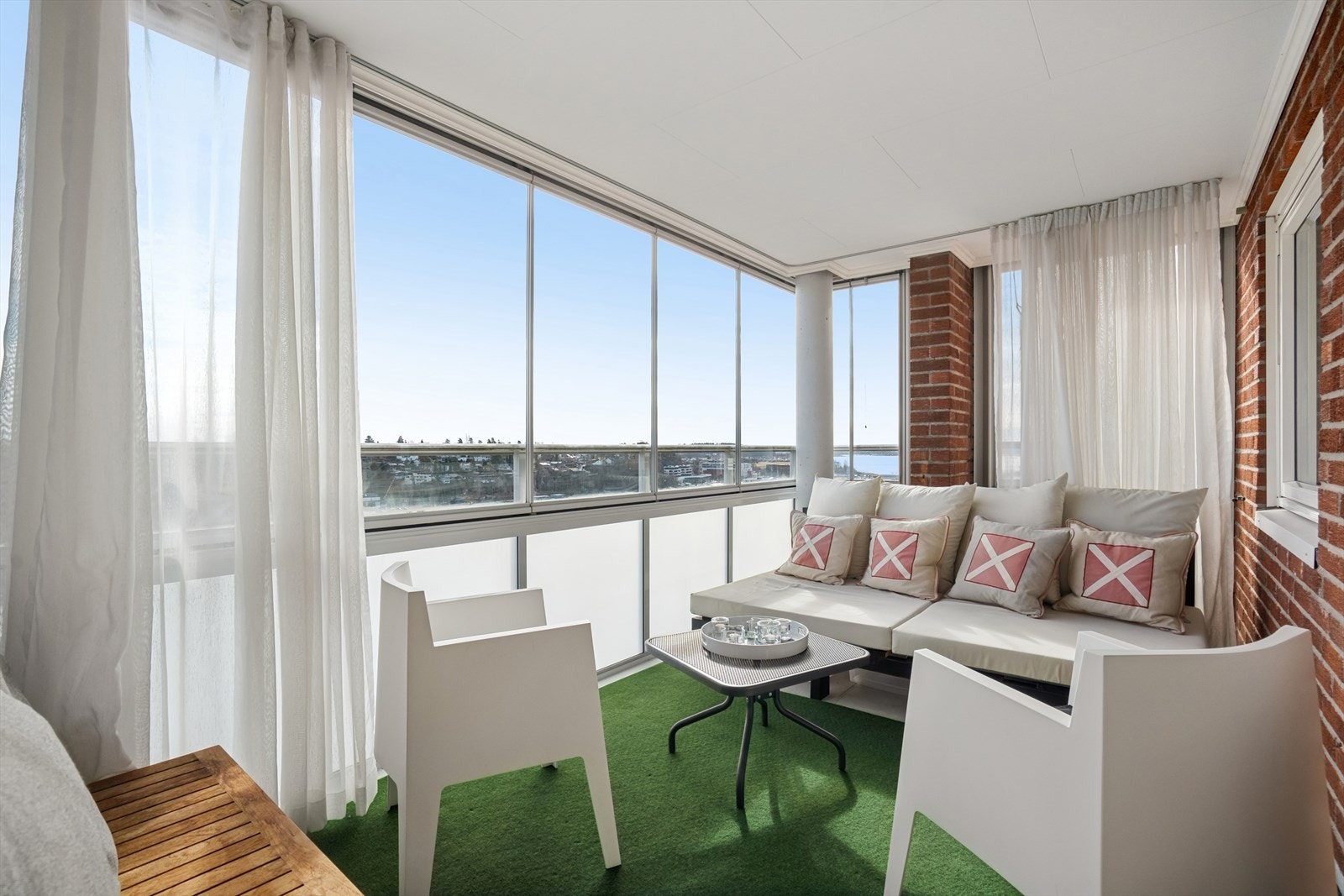 Glassene kan skyves helt opp for å få solen inn. Galleribilde