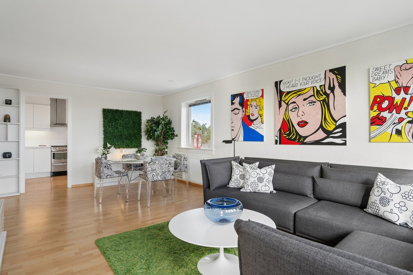 Store vindusflater slipper inn rikelig med dagslys og gir et luftig preg gjennom hele rommet. Galleribilde