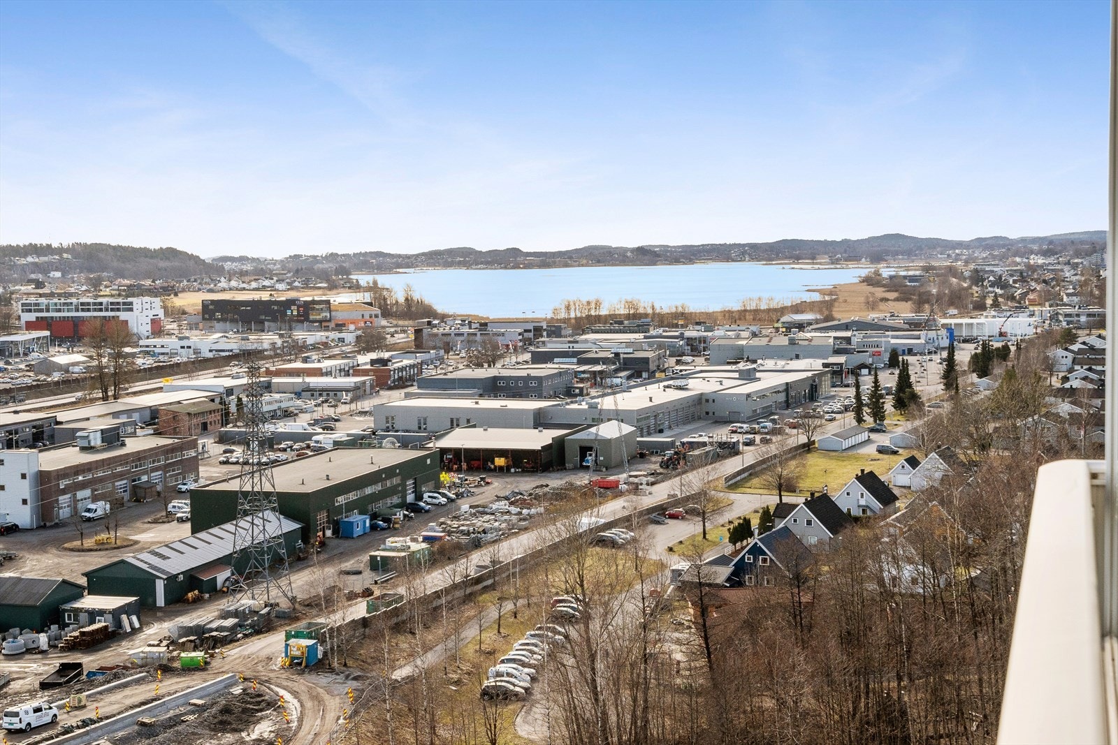 Fra balkongen er det flott og langstrakt utsikt mot Træla og nedenforliggende bebyggelse. Galleribilde