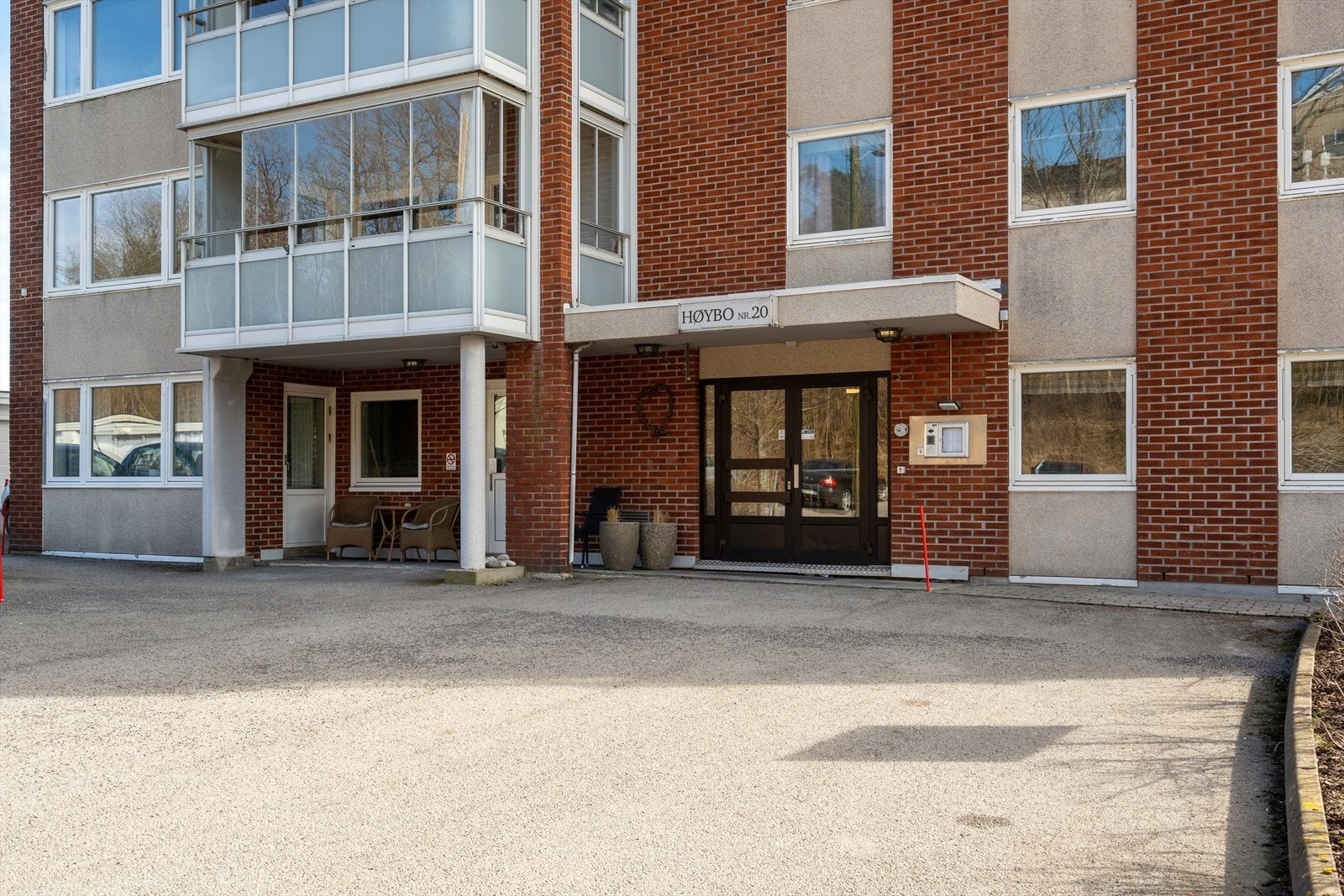 Ryddig og oversiktlig inngangsparti med adkomst til både heis og trappeoppgang. Galleribilde