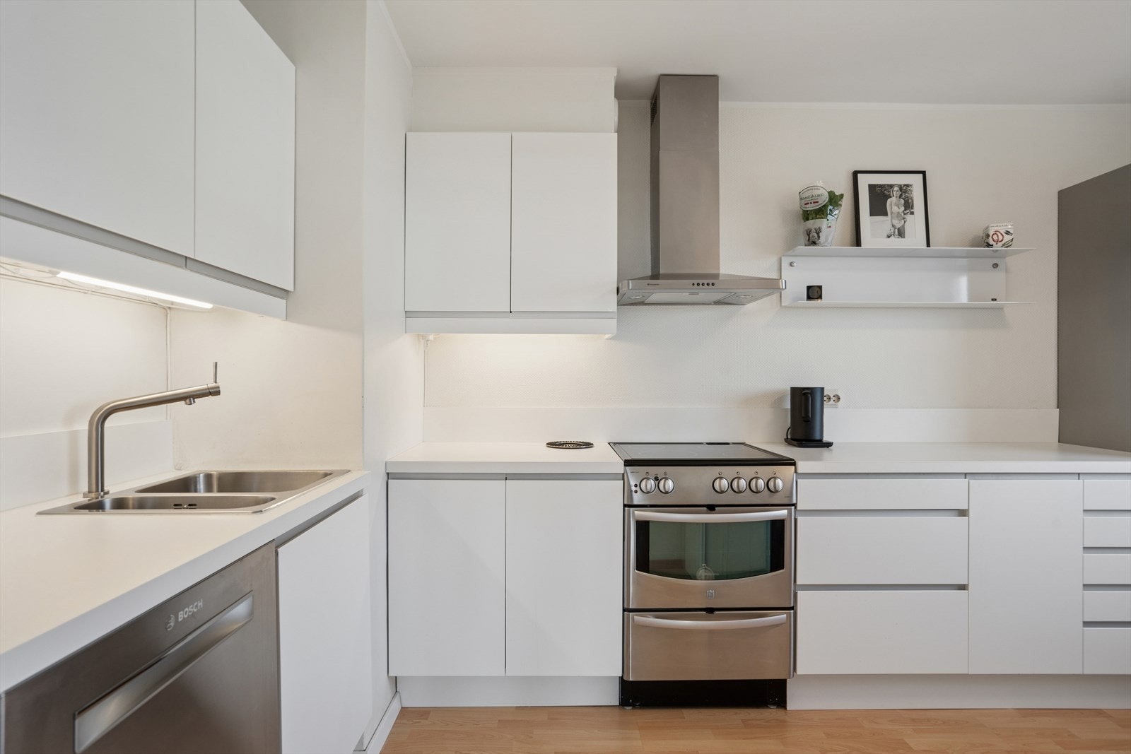 Kjøkkenet fremstår ryddig og funksjonelt, med en praktisk utforming som gir god arbeidsflyt. Galleribilde