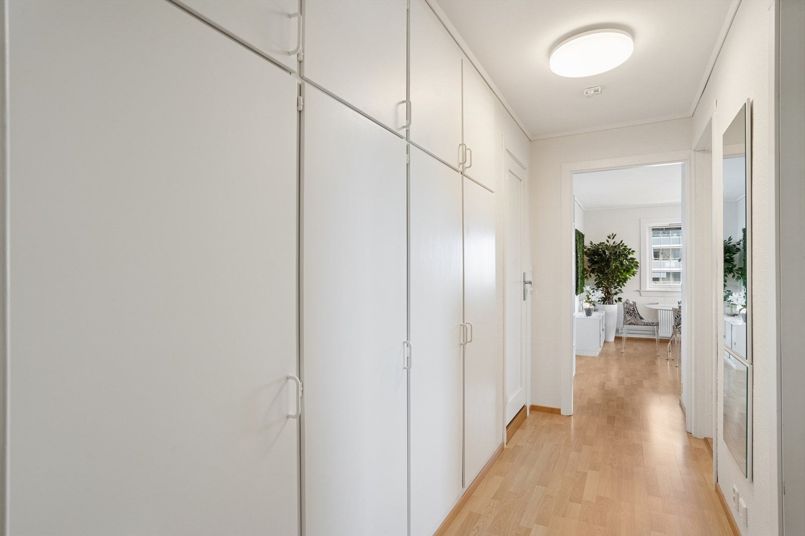 Den avlange gangen gir en ryddig overgang videre inn i boligens oppholdsrom og soverom. Galleribilde