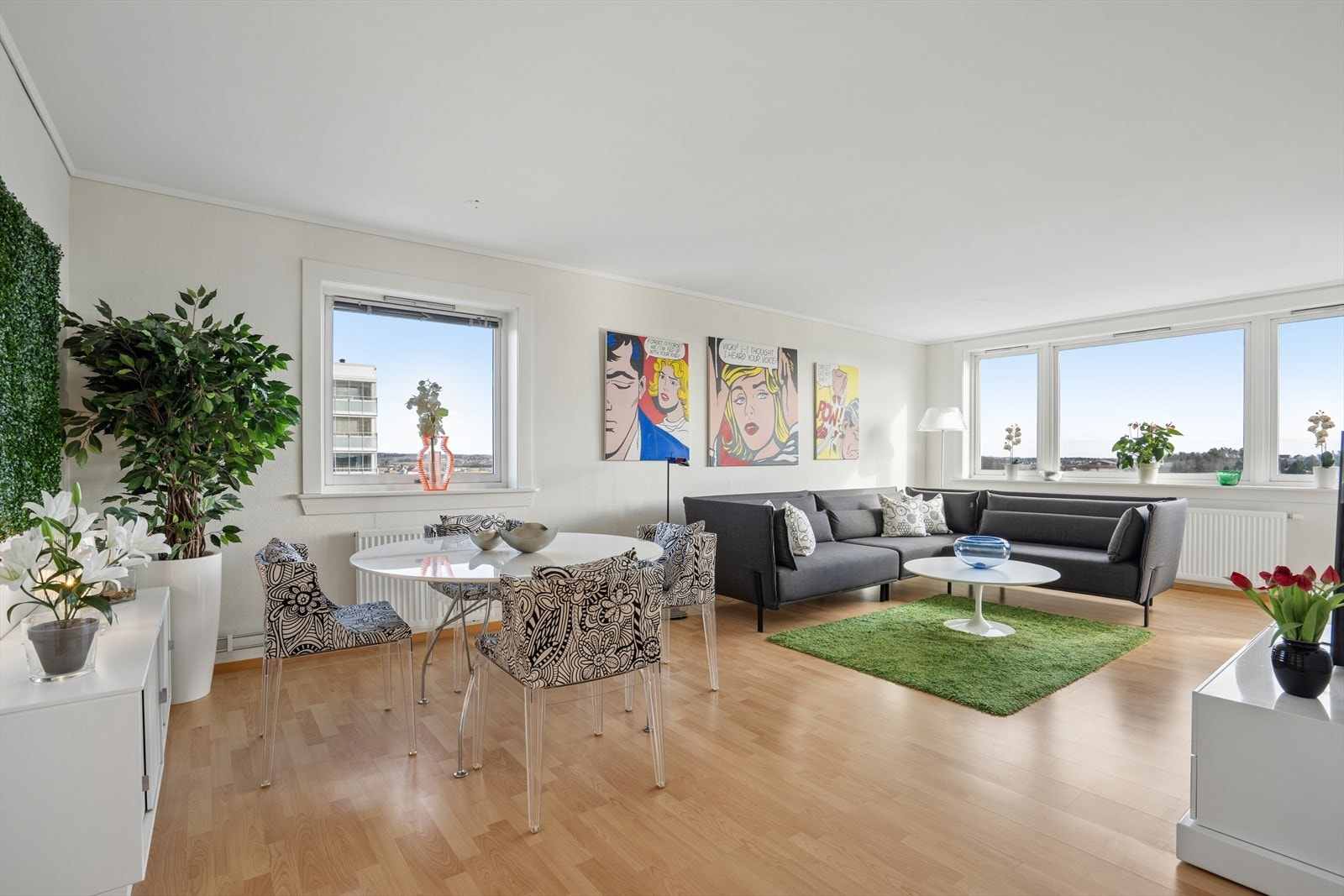 Dette er en lys og lettstelt andelsleilighet beliggende i 9.etasje i en boligblokk fra 1973, på attraktive Solvang. Galleribilde