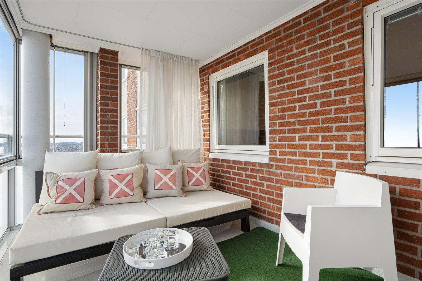 Innglassingen gjør balkongen anvendelig uavhengig av vær og vind. Galleribilde