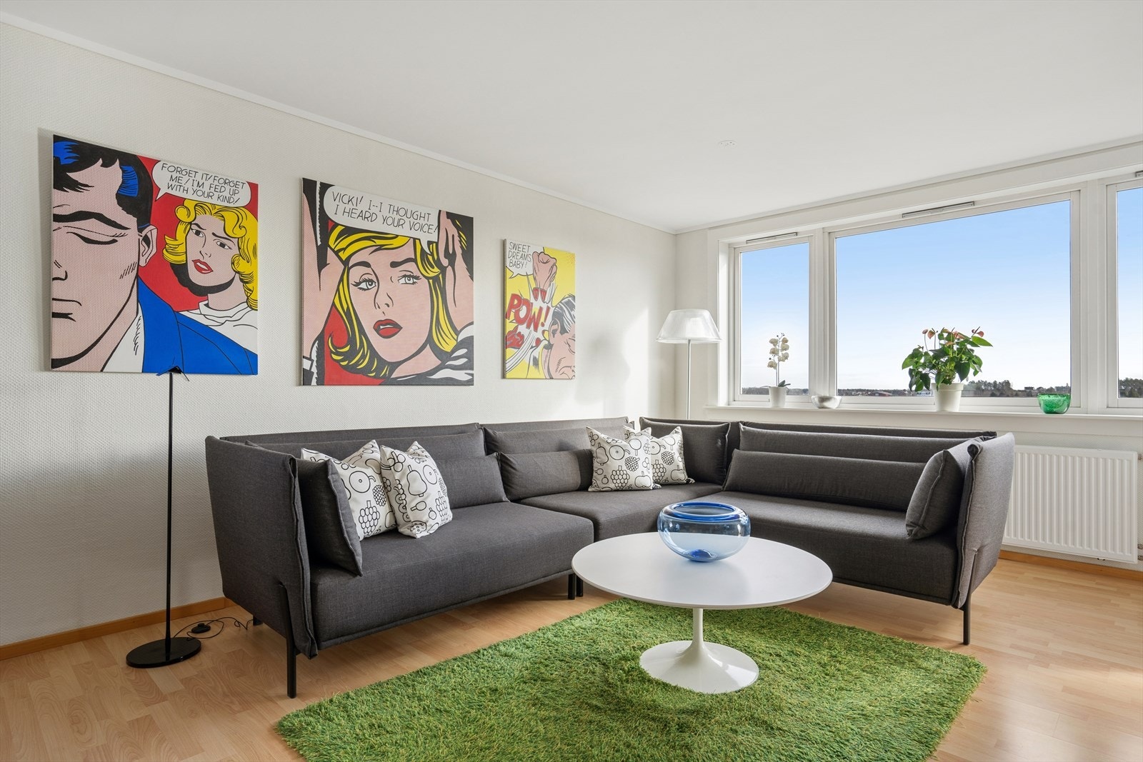 Leiligheten har en gjennomtenkt planløsning og inneholder entré, to soverom, bad, kjøkken og stue med utgang til en romslig, innglasset balkong som gir et ekstra bruksrom store deler av året. Galleribilde