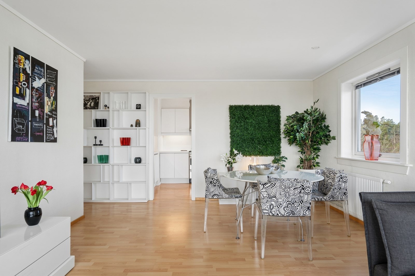 Spiseplassen får en naturlig plass i stuen - perfekt til både hverdagsmiddager og hyggelige besøk. Galleribilde