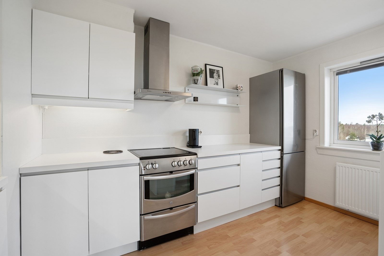 Innredningen har glatte fronter og gir rikelig med skap- og benkeplass. Galleribilde