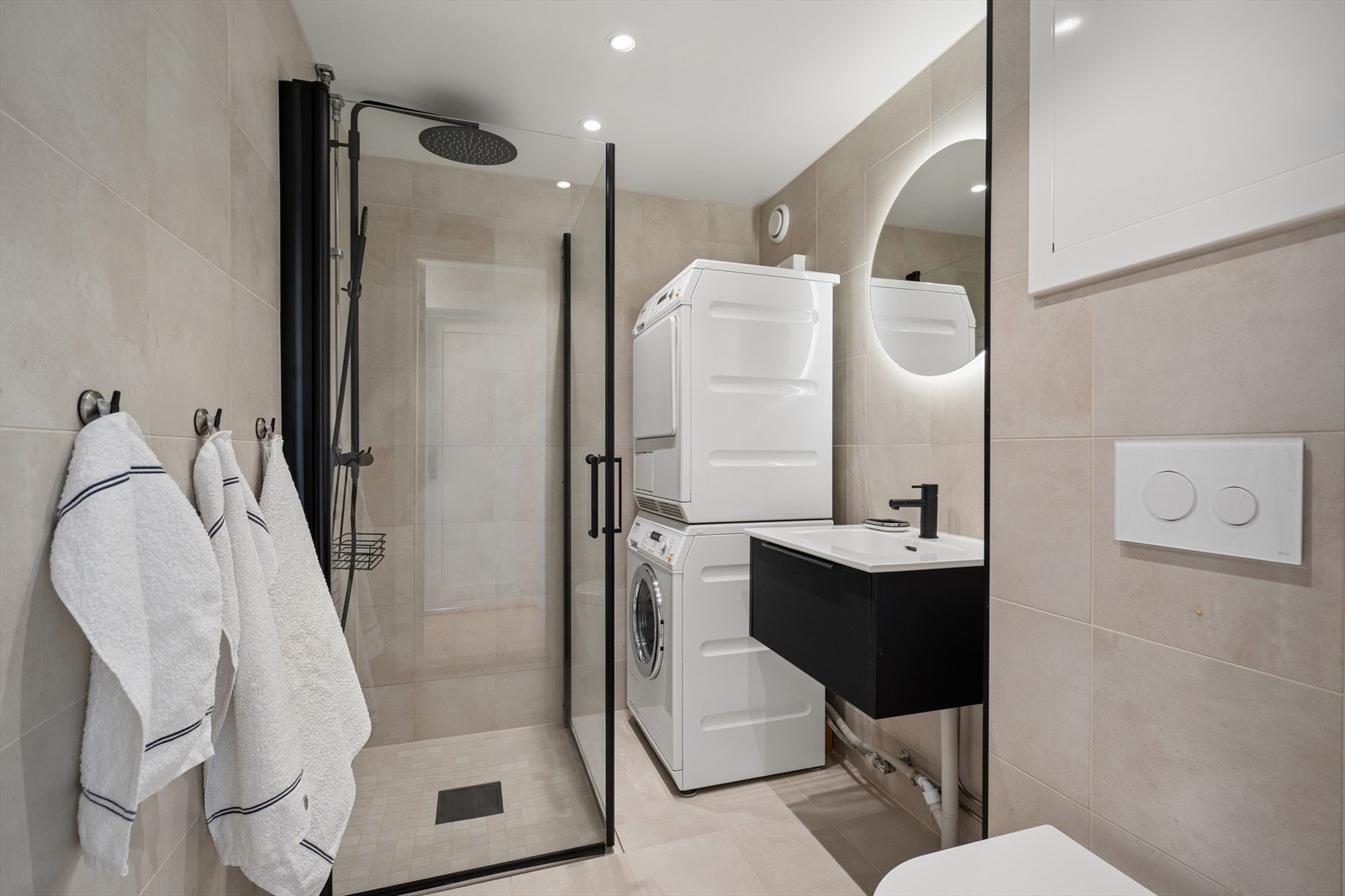 Badet ble totalrenovert i 2025 i regi av borettslaget og fremstår moderne og pent. Galleribilde