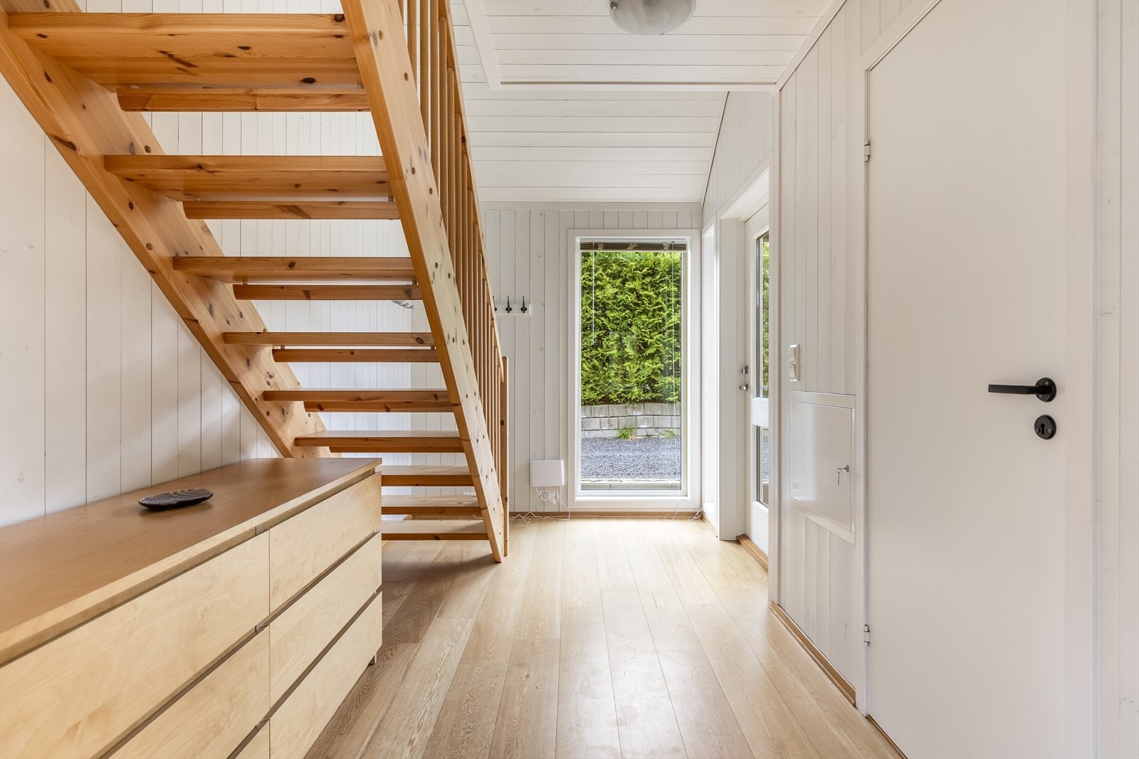 Entré/gang med plass til å henge fra seg yttertøy og kommode for oppbevaring Galleribilde