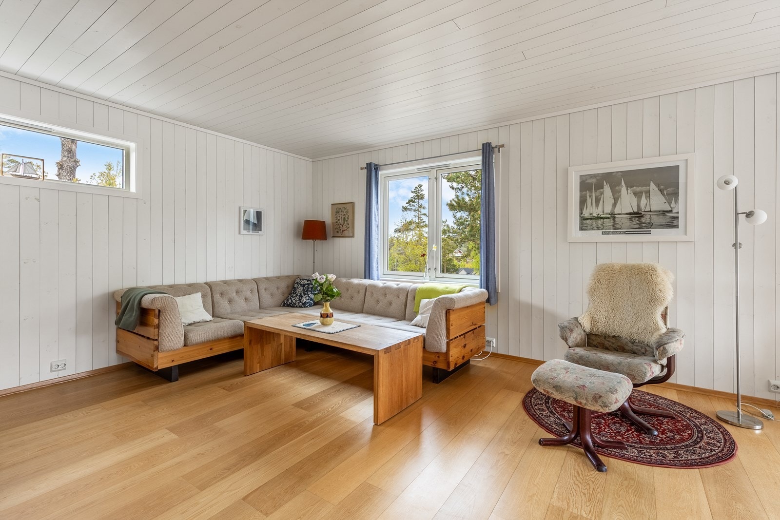 Romlig stue med god plass til sofagruppe og spisebord Galleribilde