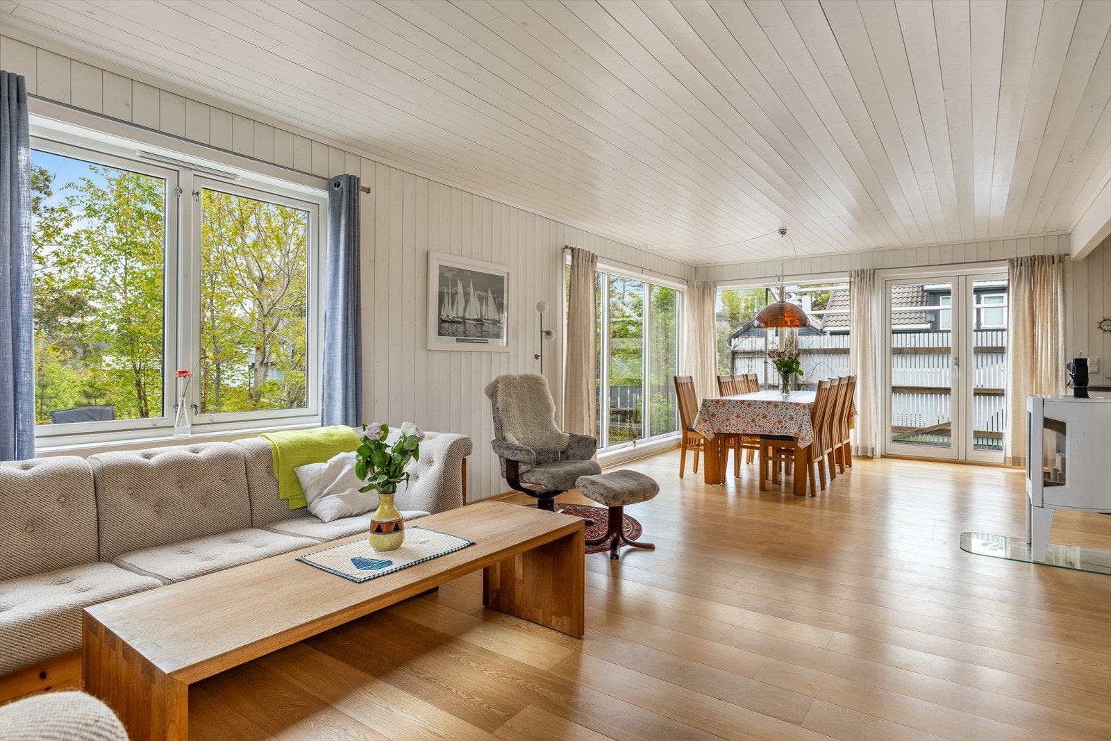 Store vinduer som gir godt og naturlig lysinnslipp Galleribilde