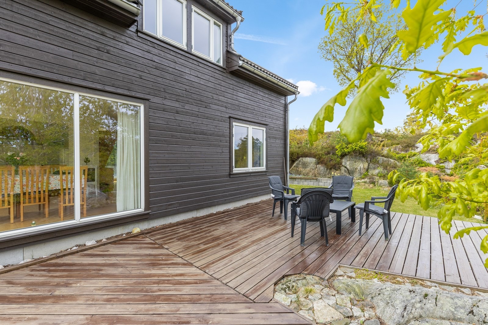 Terrasse med god plass til sittegrupper Galleribilde
