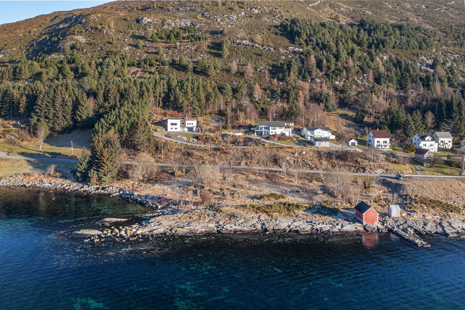 Eiendommen ligger fint til langs Leinevika på Leine med ca. 220 m strandlinje mot sydvest Galleribilde