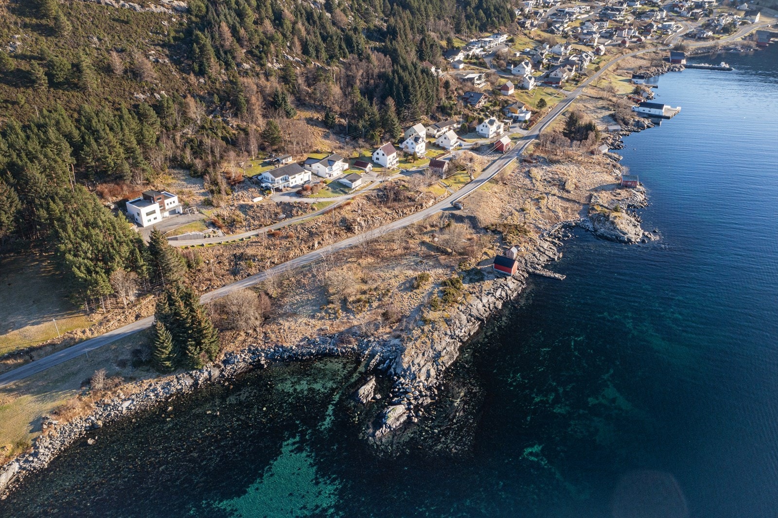 Stort tomteområde regulert til rorbuer og naust fint beliggende i Leitefjøra på Leine i naturskjønne omgivelser | Foto: Blåtind fotografikk Galleribilde