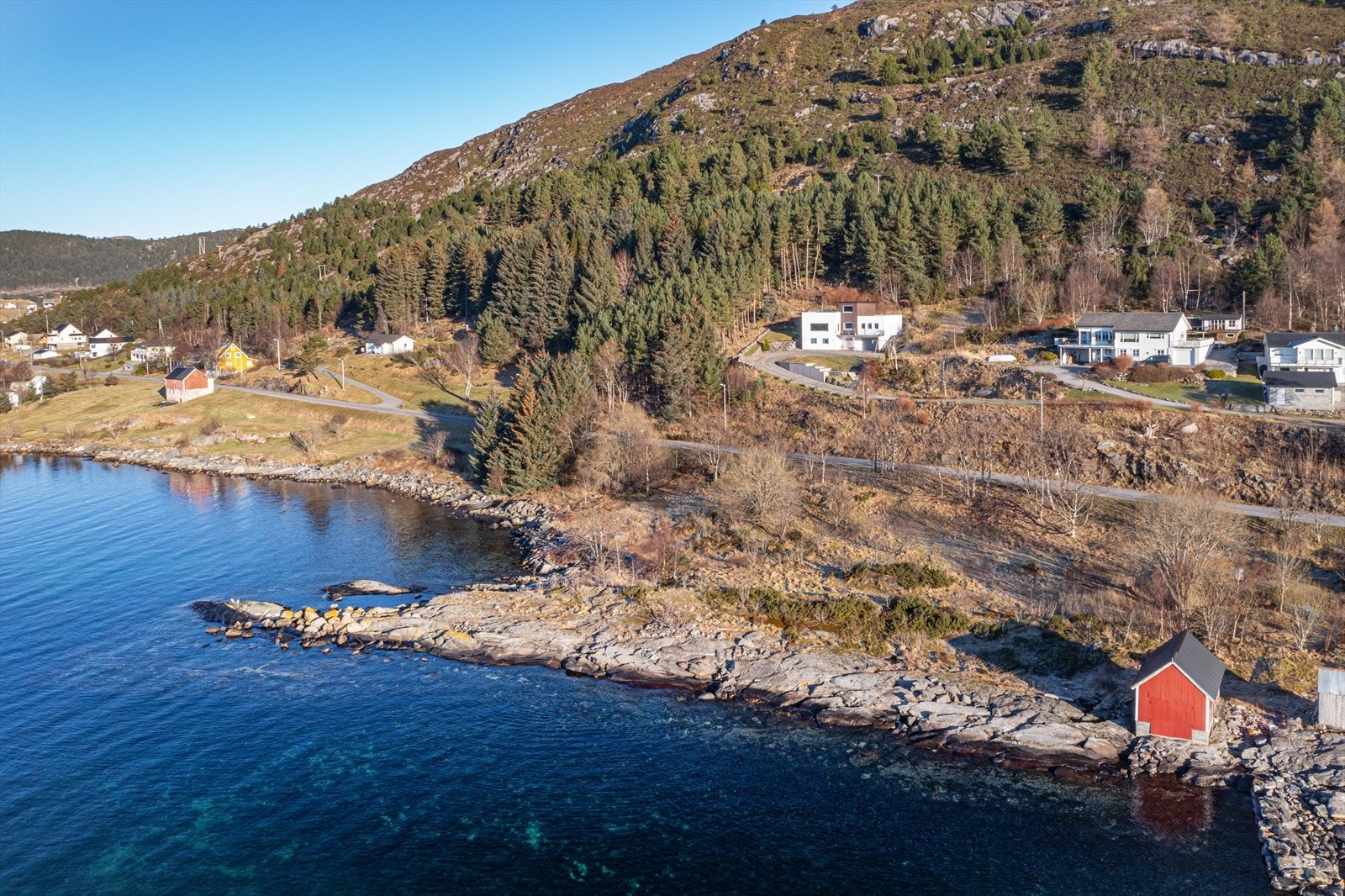 Eiendommen ligger fint til langs Leinevika på Leine med ca. 220 m strandlinje mot sydvest Galleribilde