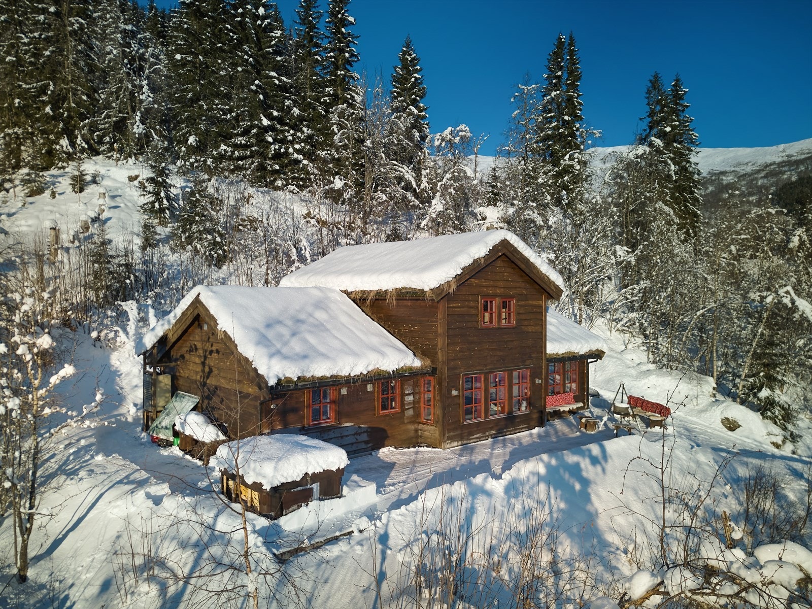 En romslig hytte med hele 15 sengeplasser. Alt av utstyr og innredning medfølger hytten. Galleribilde