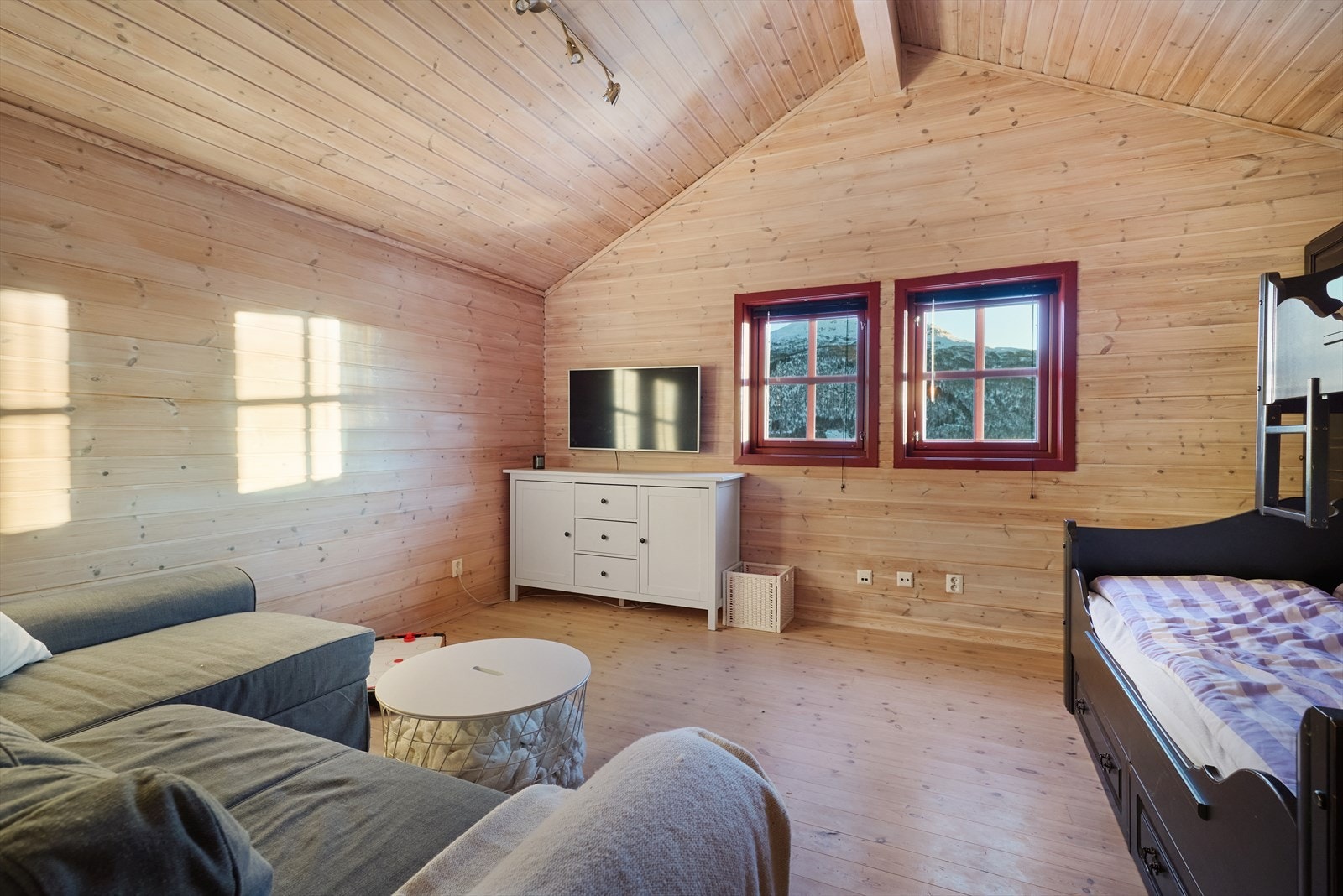 Loftstuen har tre sengeplasser og medfølgende tv-stue møblement. Galleribilde