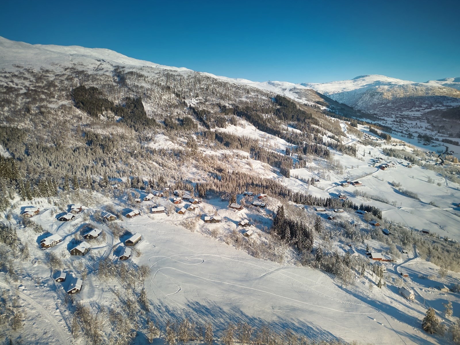 Det planlegges flere utbedringer i området som blant annet stol- eller gondolheis i nær beliggenhet til hytten som skal ta en opp i alpinanlegget. Galleribilde