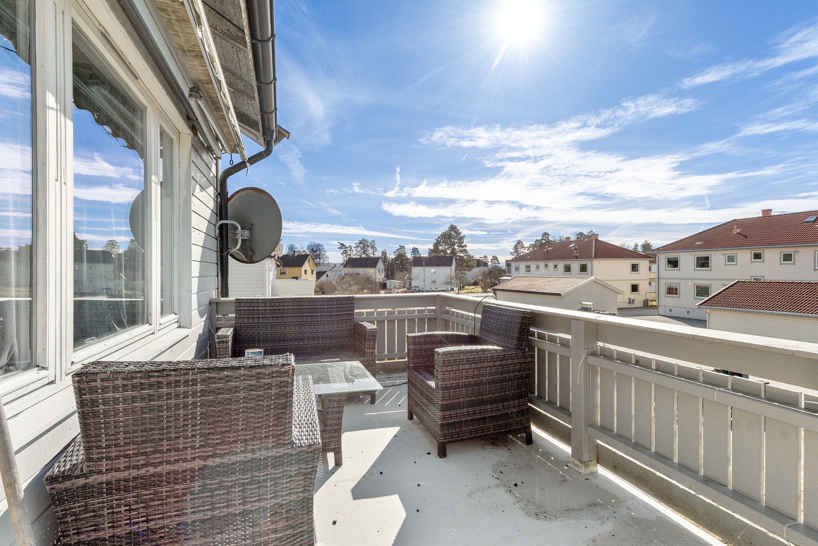Romslig vestevendt veranda med gode solforhold. Galleribilde