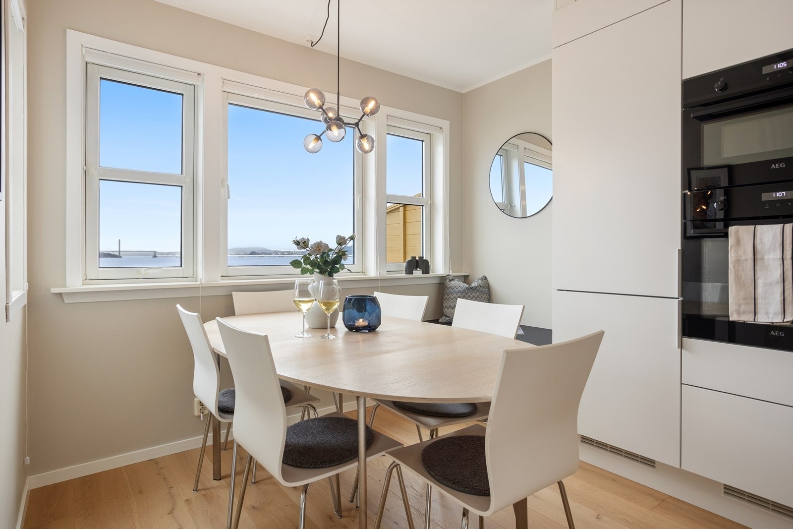 Kjøkkenet har et Quooker-system som gir kokende vann direkte fra kranen. Galleribilde