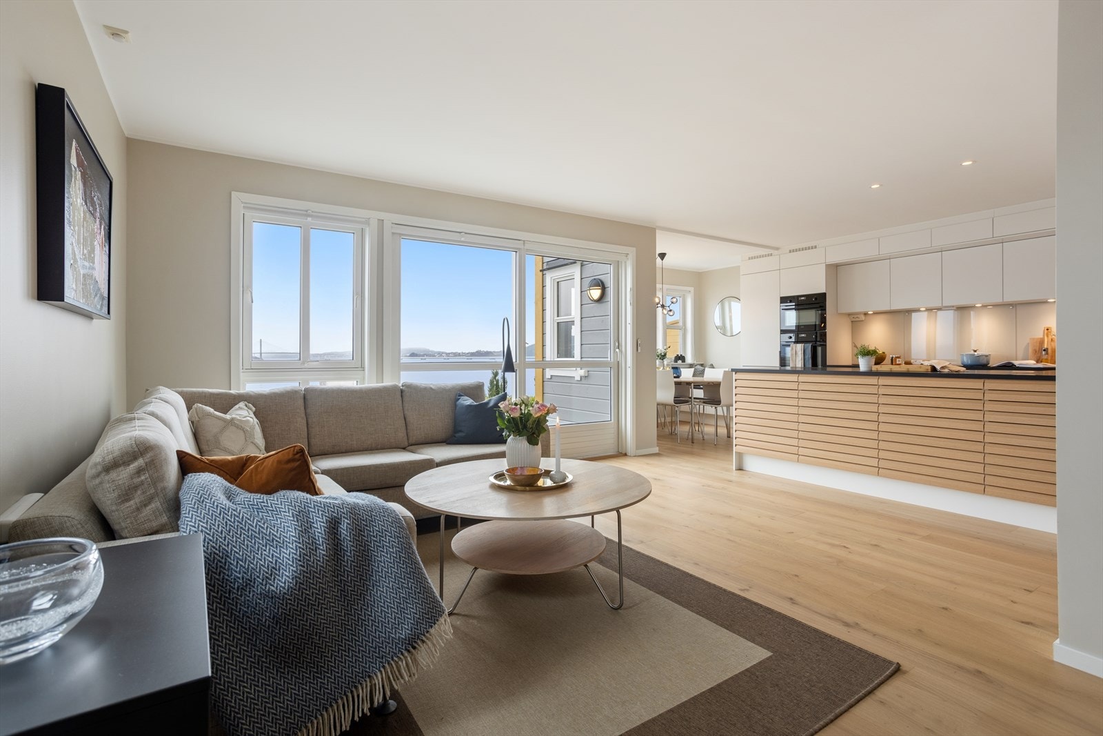 Første etasje har en åpen løsning mellom stue og kjøkken, som skaper en lys og sosial sone. Stuen er delt i flere soner og må oppleves. Galleribilde