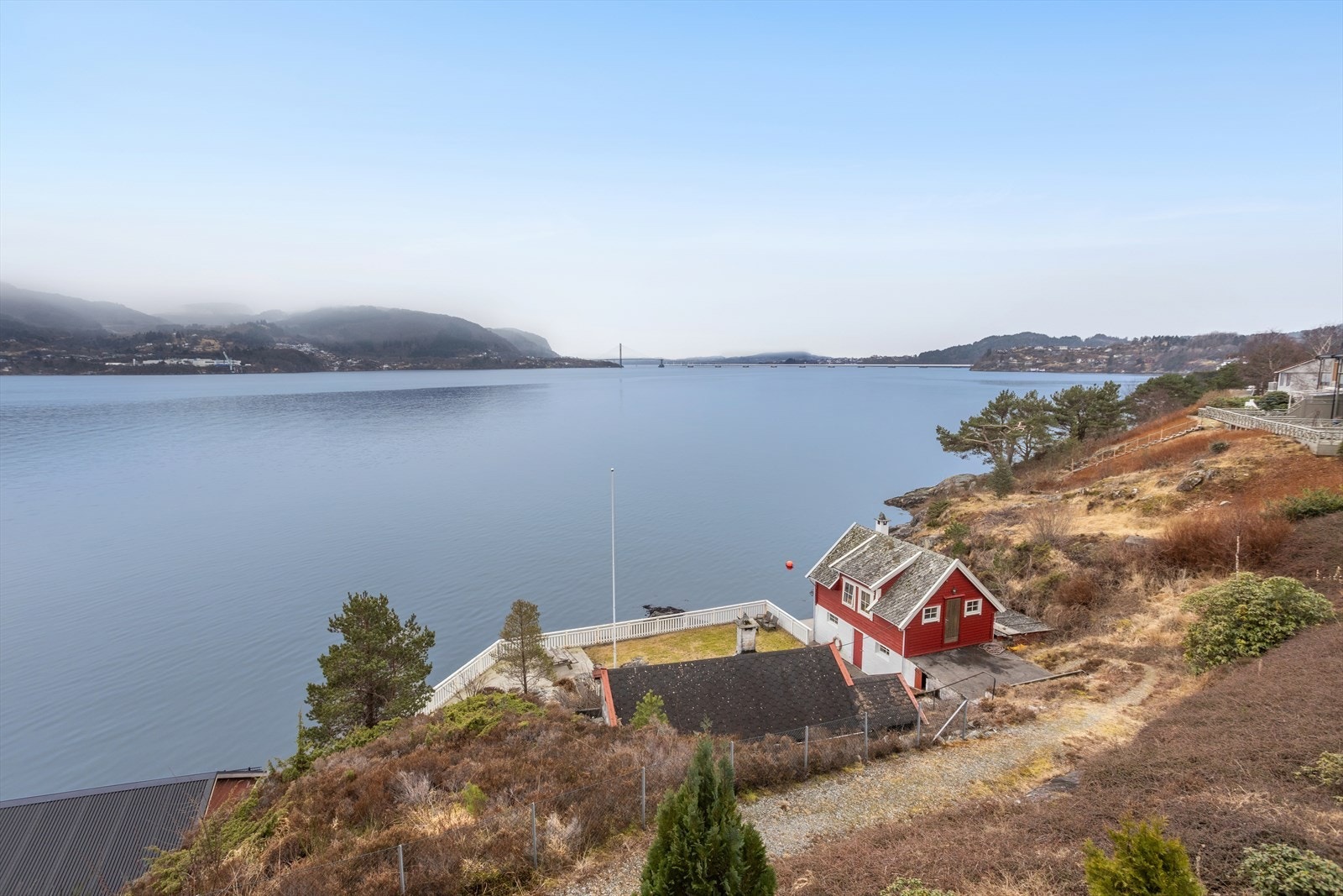 Nærområdet byr på nærhet til sjøen og umiddelbar tilgang til flotte omgivelser. Galleribilde