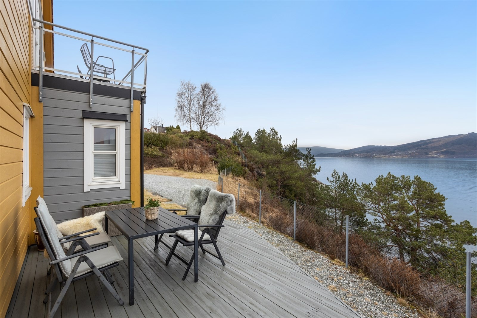 Uteplassene er pent anlagt og gir rikelig med rom for utemøbler og sosialt samvær. Galleribilde