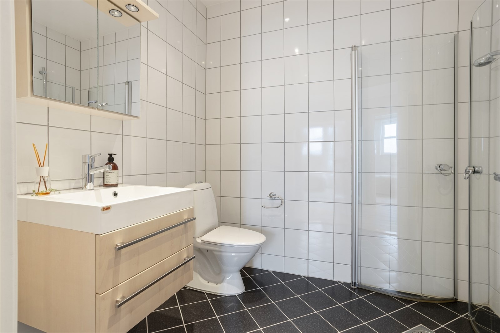 Også badet i andre etasje har keramiske fliser og varme i gulvet. Galleribilde