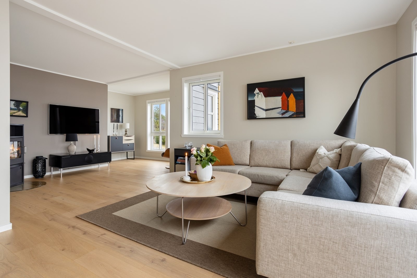 Stuen er som store deler av boligen oppgradert med ny parkett i 2021. Galleribilde