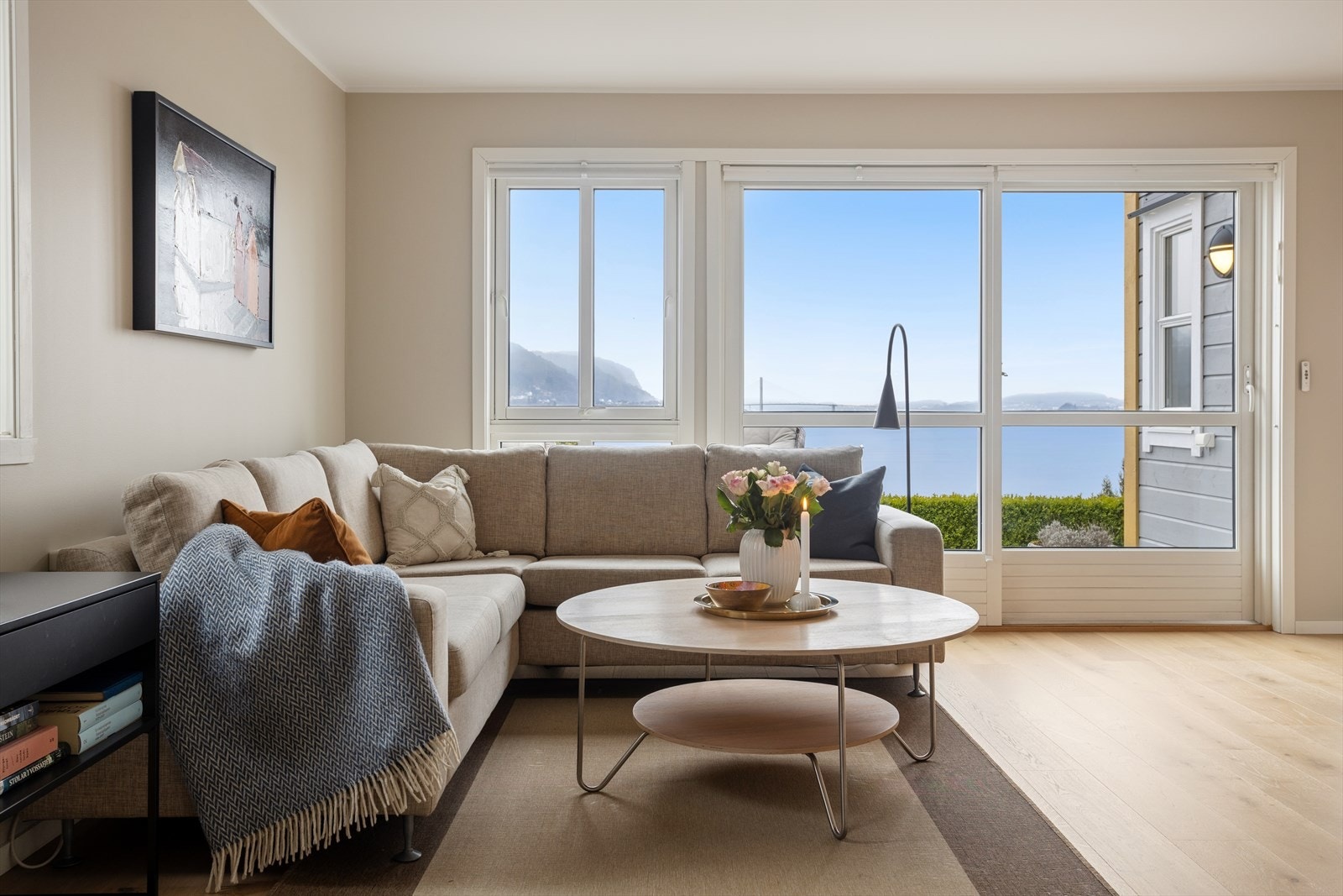 Fra stuen er det direkte utgang til den store terrassen på 40 kvadratmeter. Galleribilde