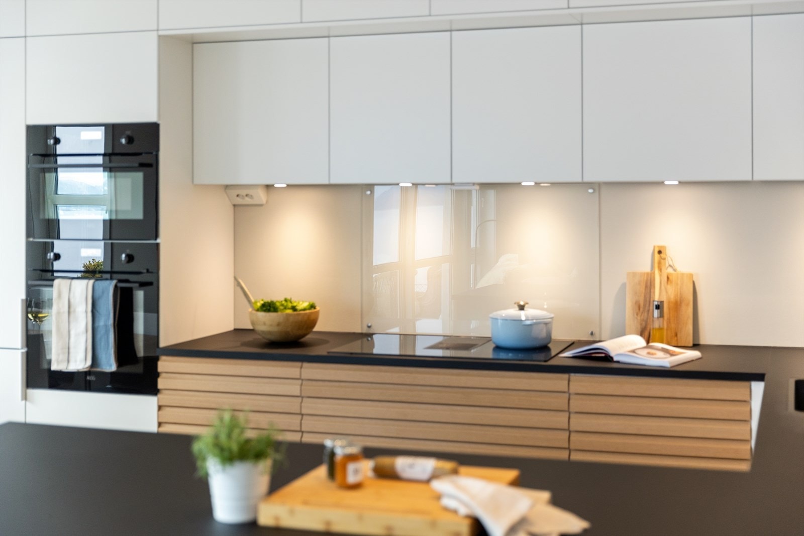 Kjøkkenet er utstyrt med blant annet kombinert stekeovn/mikroovn og platetopp med integrert avtrekk. Galleribilde