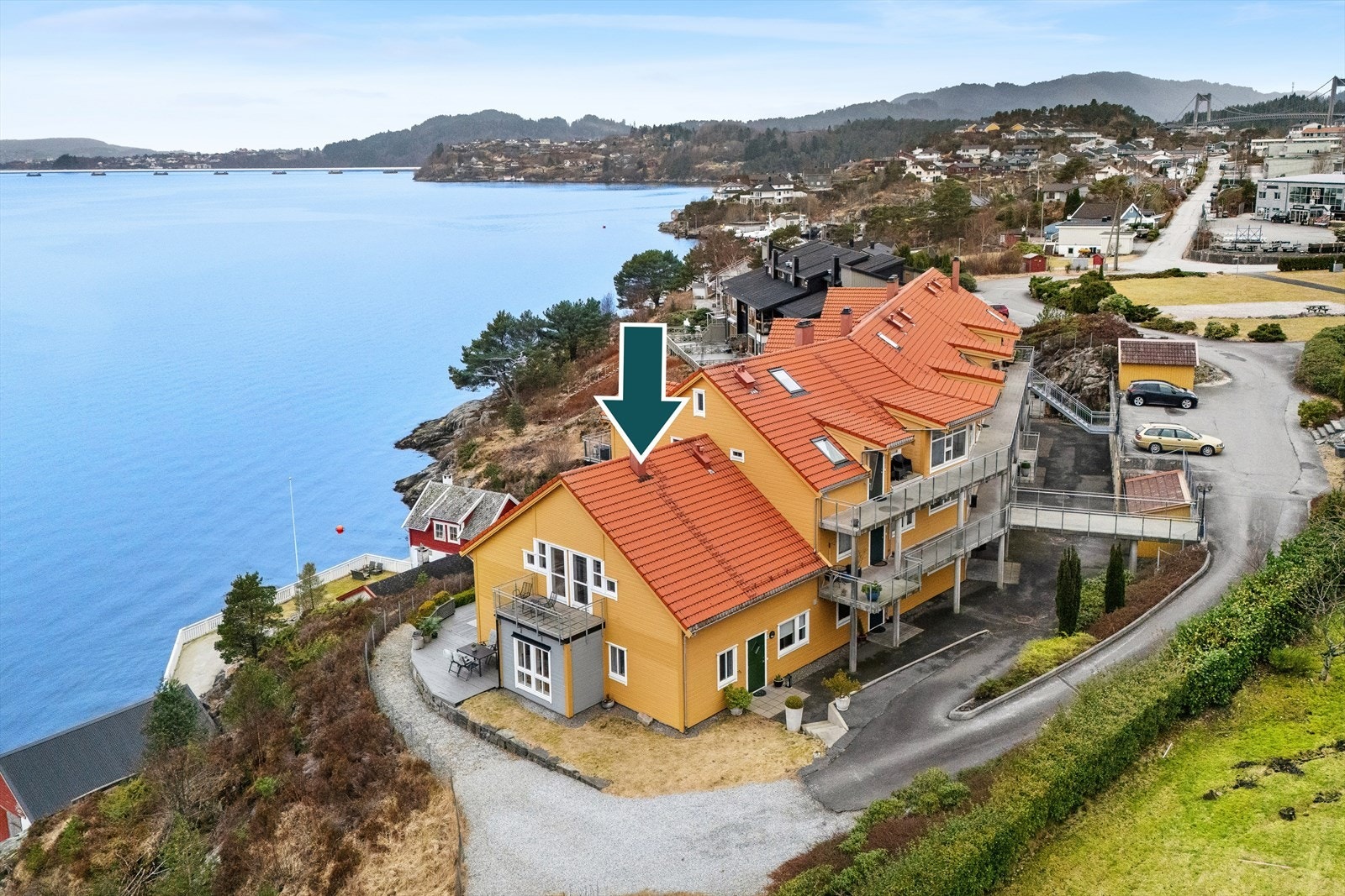 Boligen har flere uteplasser, inkludert en stor terrasse på nesten 40 m² med elektrisk markise. Galleribilde